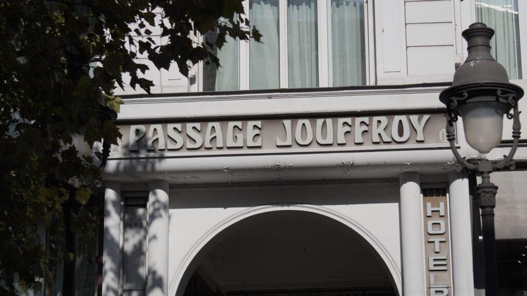 Entrée du Passage Jouffroy à Paris avec façade et arche du passage couvert historique.