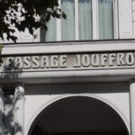 Entrée du Passage Jouffroy à Paris avec façade et arche du passage couvert historique.