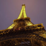 Tour Eiffel éclairée vue d’en bas au crépuscule à Paris