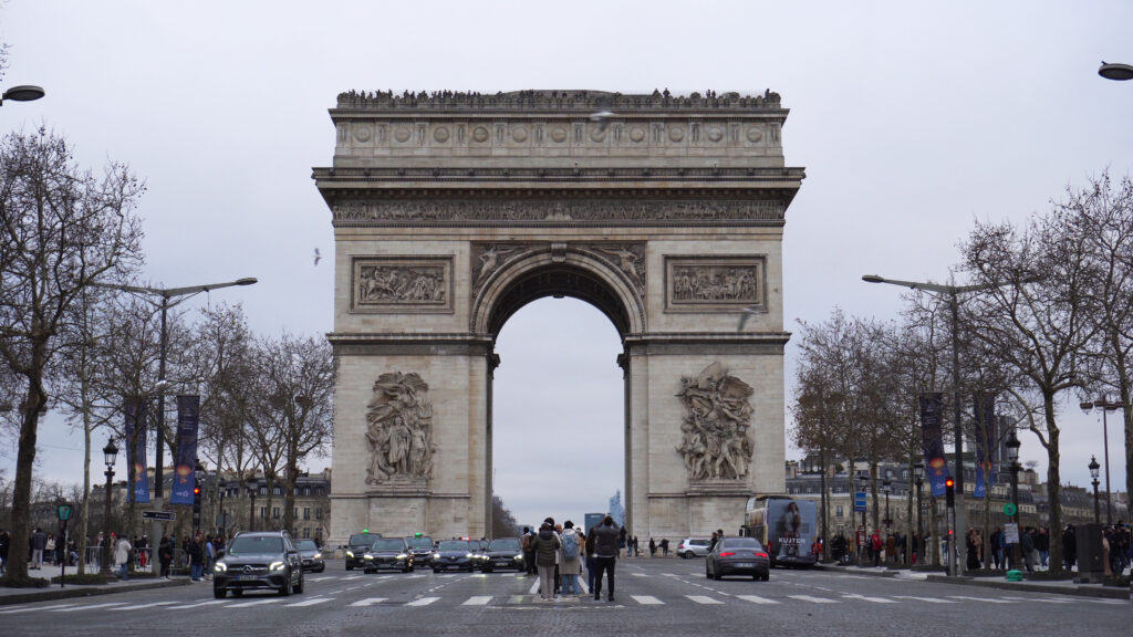 Arc de Triomphe vu depuis l’avenue des Champs-Élysées à Paris.