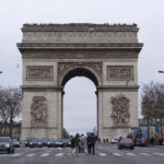 Arc de Triomphe vu depuis l’avenue des Champs-Élysées à Paris.