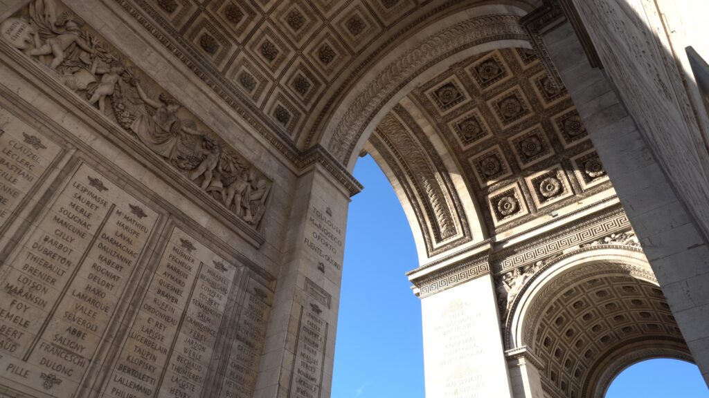 Pilier ouest de l’Arc de Triomphe à Paris avec les noms gravés de soldats français.