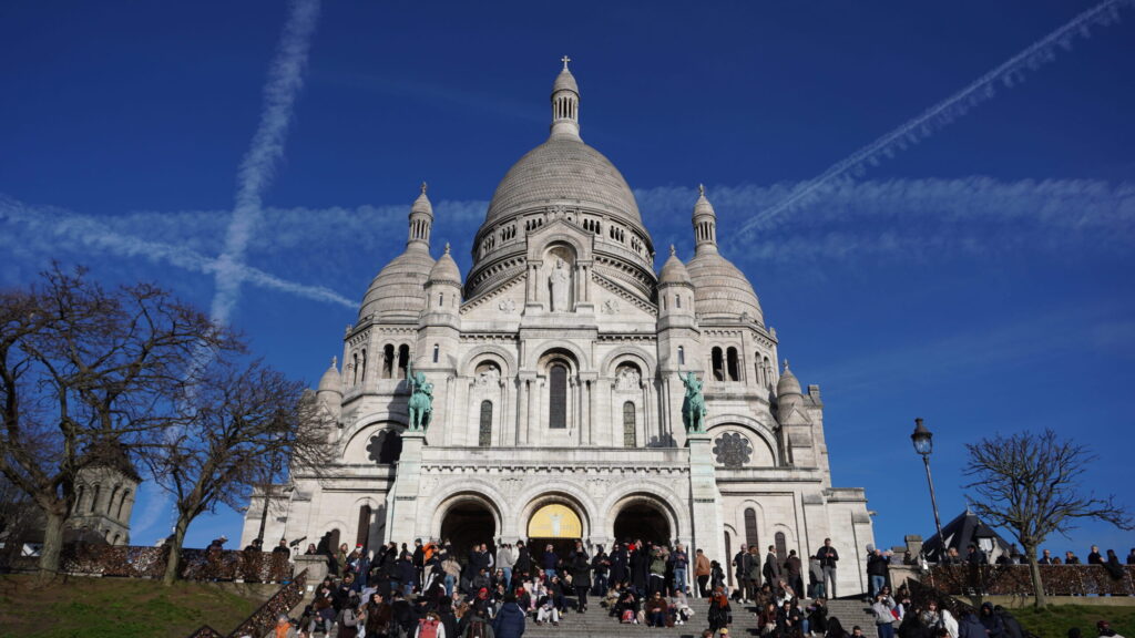 La Basilique du Sacré-Cœur, perchée sur la butte Montmartre, offre l’un des plus beaux panoramas sur Paris.
