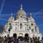 La Basilique du Sacré-Cœur, perchée sur la butte Montmartre, offre l’un des plus beaux panoramas sur Paris.