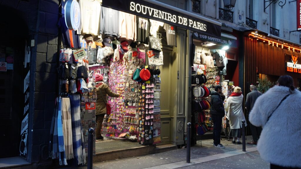 Boutique de souvenirs rue de la Huchette à Paris dans le Quartier Latin avec vitrines colorées.