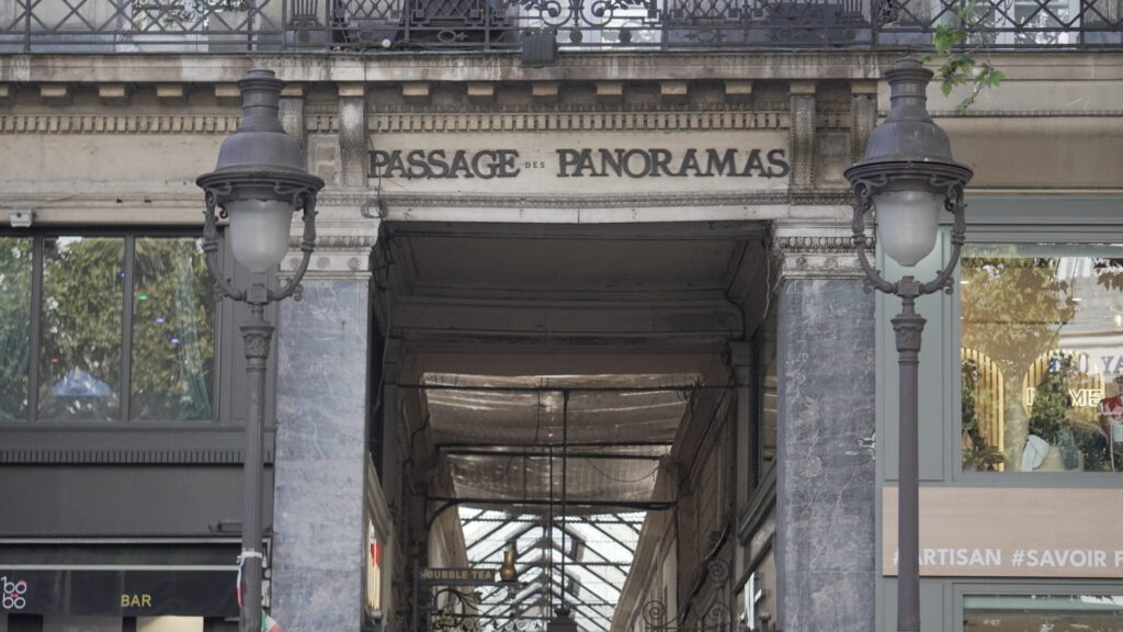 Entrée du Passage des Panoramas à Paris, passage couvert historique du 2e arrondissement.