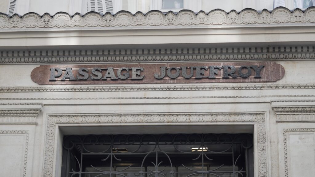 Entrée du Passage Jouffroy rue de la Grange-Batelière à Paris, passage couvert historique du 9e arrondissement.