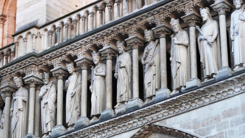 Galerie des rois sculptée sur la façade de la cathédrale Notre-Dame de Paris;