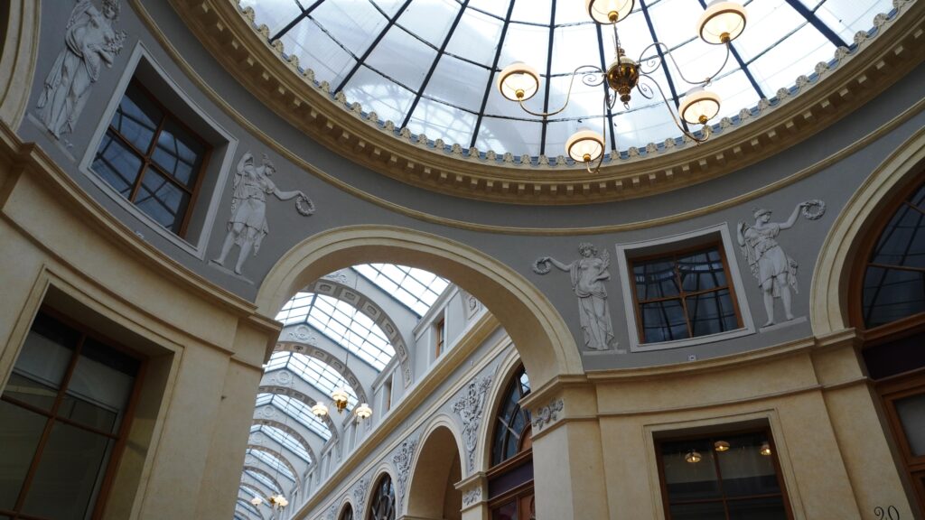 Coupole et verrière de la Galerie Vivienne à Paris, passage couvert historique près du Palais Royal.