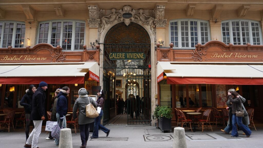 Entrée de la Galerie Vivienne à Paris, célèbre passage couvert du 2e arrondissement.
