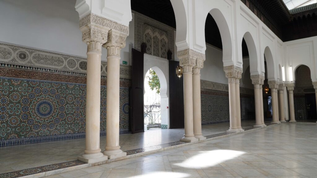 Colonnes, arcades et mosaïques à l’intérieur de la Grande Mosquée de Paris dans le 5e arrondissement.