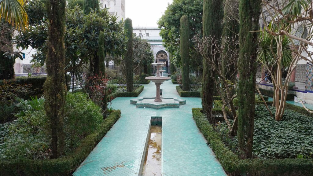 Jardin et fontaine dans la cour intérieure de la Grande Mosquée de Paris.