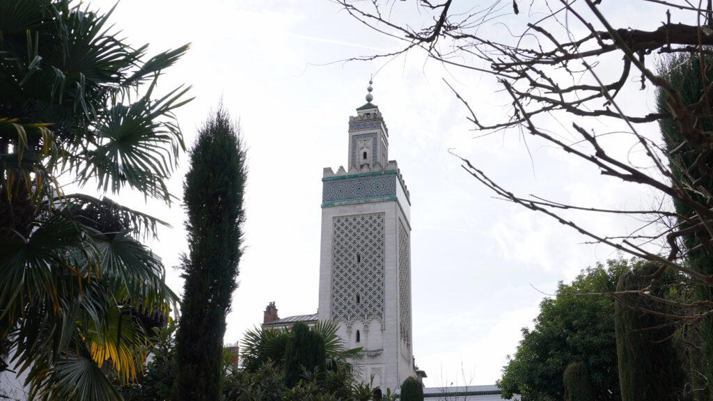 Minaret de la Grande Mosquée de Paris entouré du jardin intérieur.