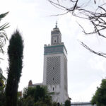 Minaret de la Grande Mosquée de Paris entouré du jardin intérieur.