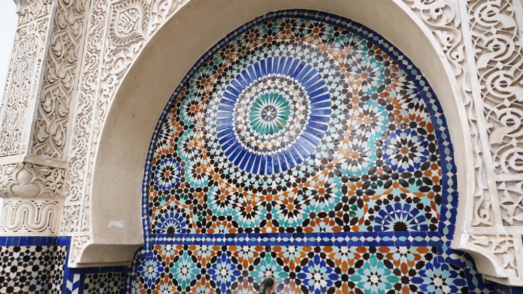 Mosaïque colorée dans la cour intérieure de la Grande Mosquée de Paris.
