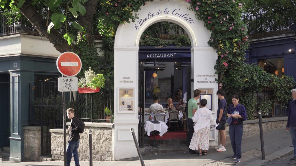Entrée du restaurant Le Moulin de la Galette à Montmartre Paris, lieu historique et gourmand du quartier.