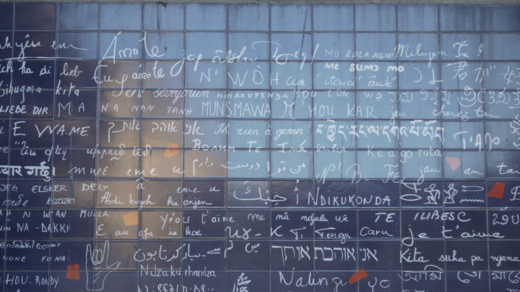 Mur des Je t’aime à Montmartre avec inscriptions “je t’aime” en plusieurs langues, place des Abbesses à Paris.