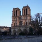 Façade ouest de la cathédrale Notre-Dame de Paris au coucher du soleil.