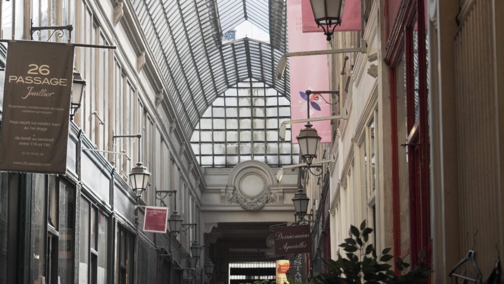 Passage Verdeau à Paris, galerie couverte du 9e arrondissement avec verrière et boutiques anciennes;