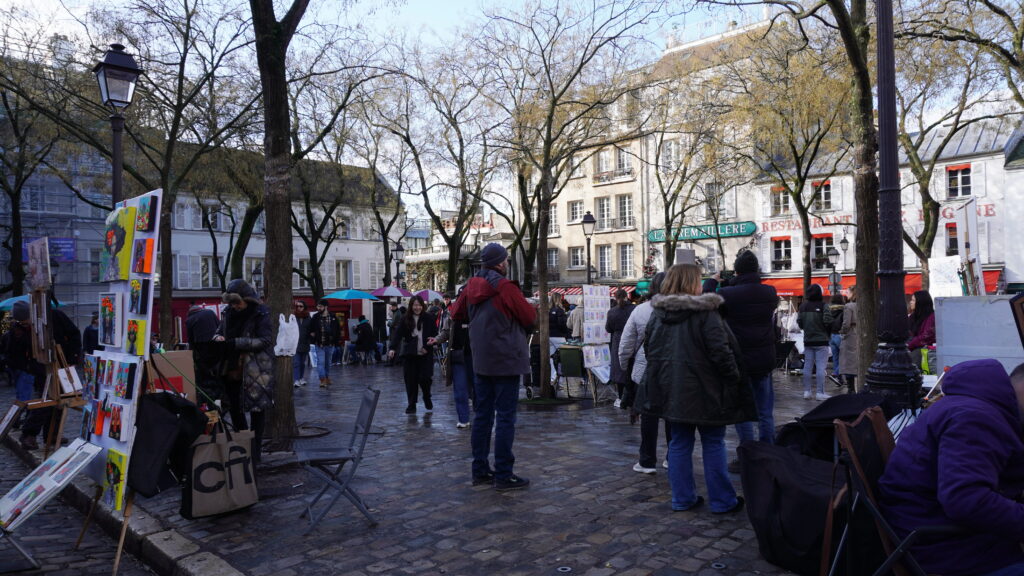 Artistes peintres et visiteurs sur la place du Tertre à Montmartre, célèbre place artistique de Paris.
