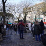 Artistes peintres et visiteurs sur la place du Tertre à Montmartre, célèbre place artistique de Paris.