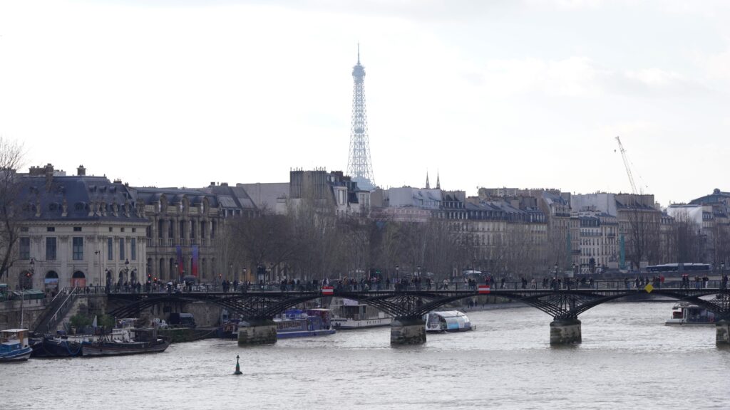 Vue de la Seine depuis le Pont Neuf avec la Tour Eiffel en arrière-plan à Paris.