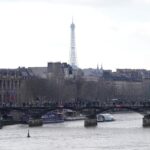 Vue de la Seine depuis le Pont Neuf avec la Tour Eiffel en arrière-plan à Paris.