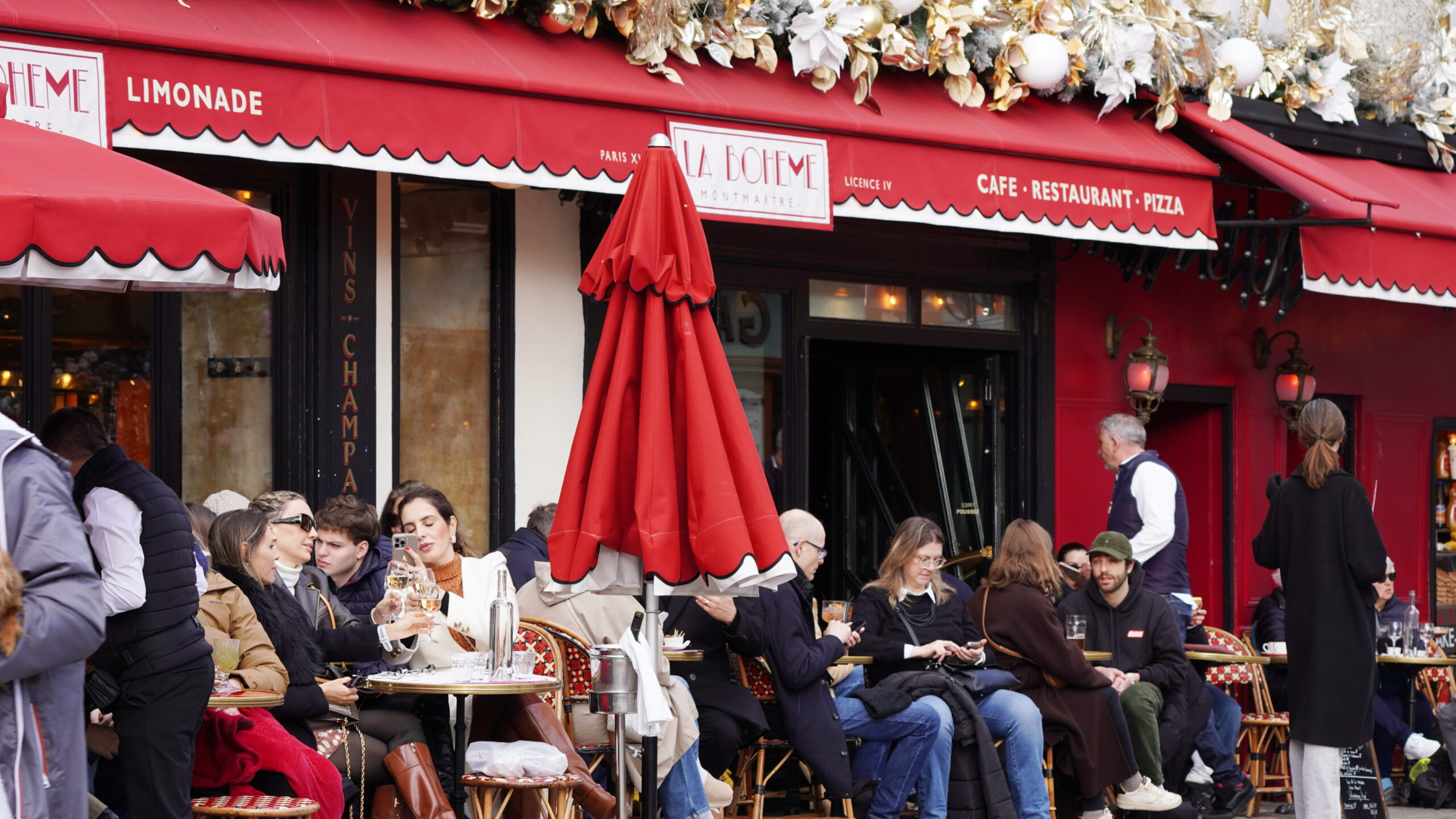 Restaurant La Bohème sur la place du Tertre à Montmartre avec terrasse parisienne et ambiance touristique.