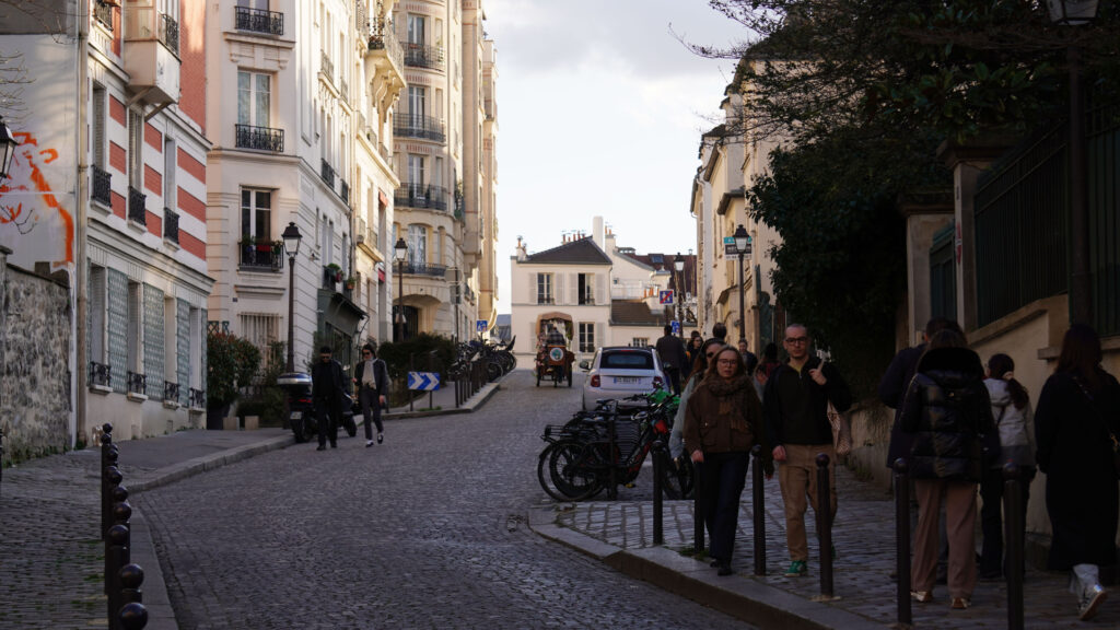 Rue de l’Abreuvoir à Montmartre à Paris avec ses pavés et ses passants.