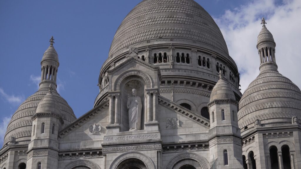Façade blanche de la Basilique du Sacré Cœur à Montmartre avec ses dômes et son architecture romano-byzantine à Paris.