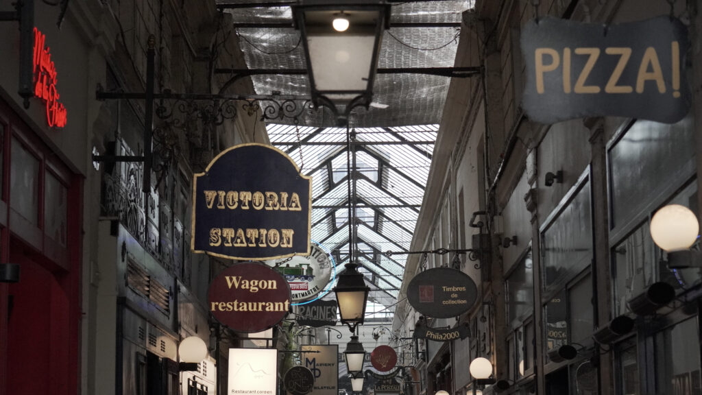 Verrières du Passage des Panoramas à Paris avec boutiques et architecture de passage couvert.