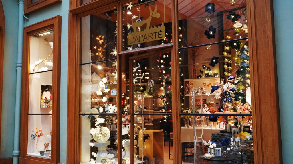 Vitrine décorée dans la Galerie Vivienne à Paris, passage couvert près du Palais-Royal.